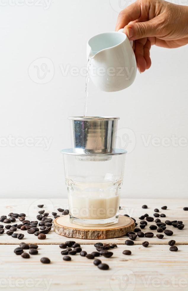 café au lait chaud dégoulinant dans le style vietnamien photo