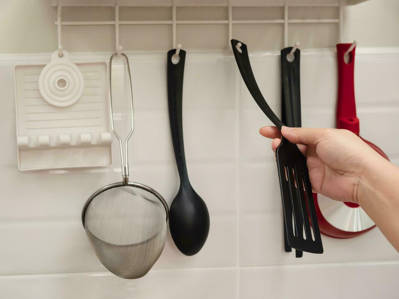 Dame prise tendues dans blanc nettoyer Accueil cuisine, Accueil cuisine concept photo