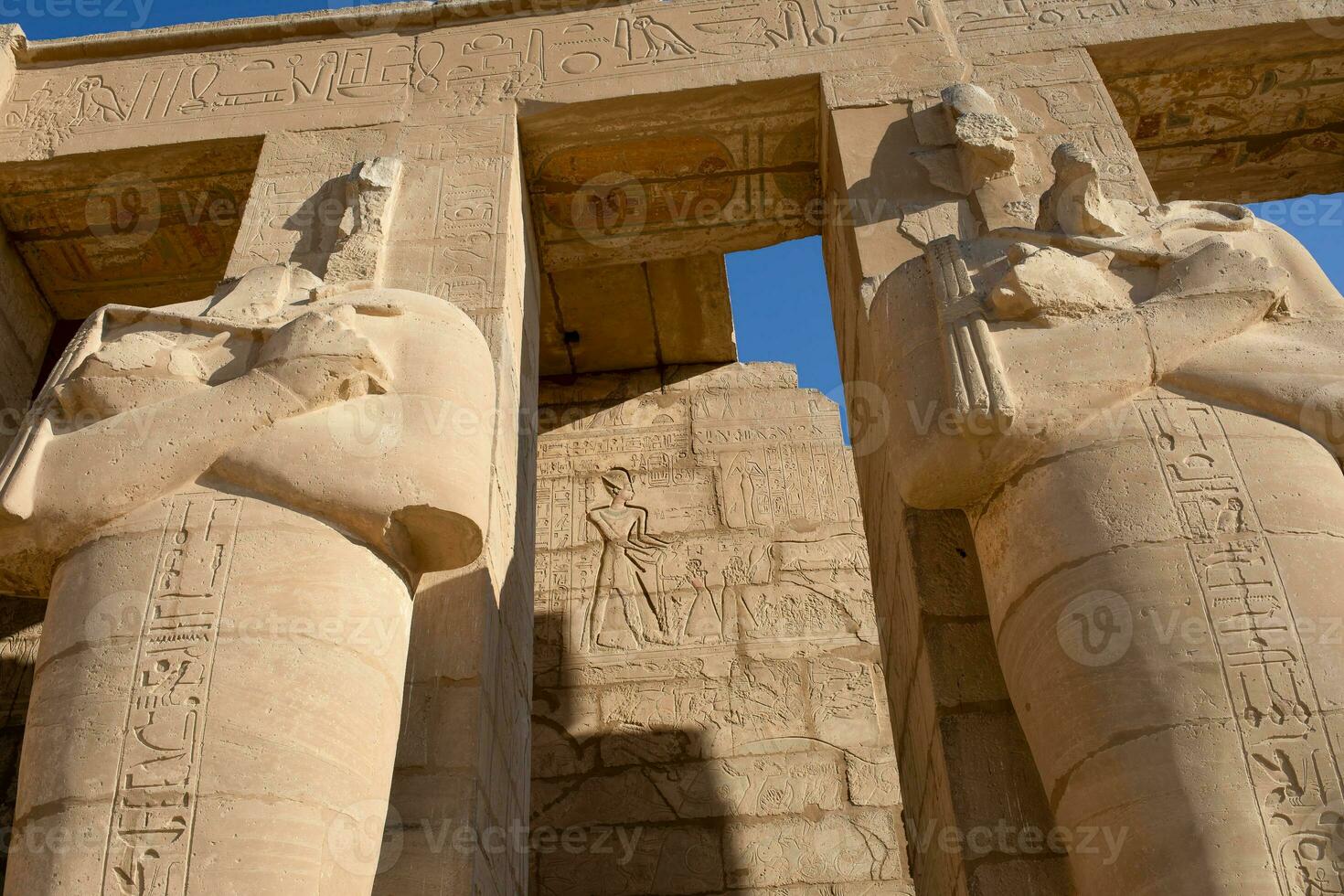 deux statues de égyptien dieux photo