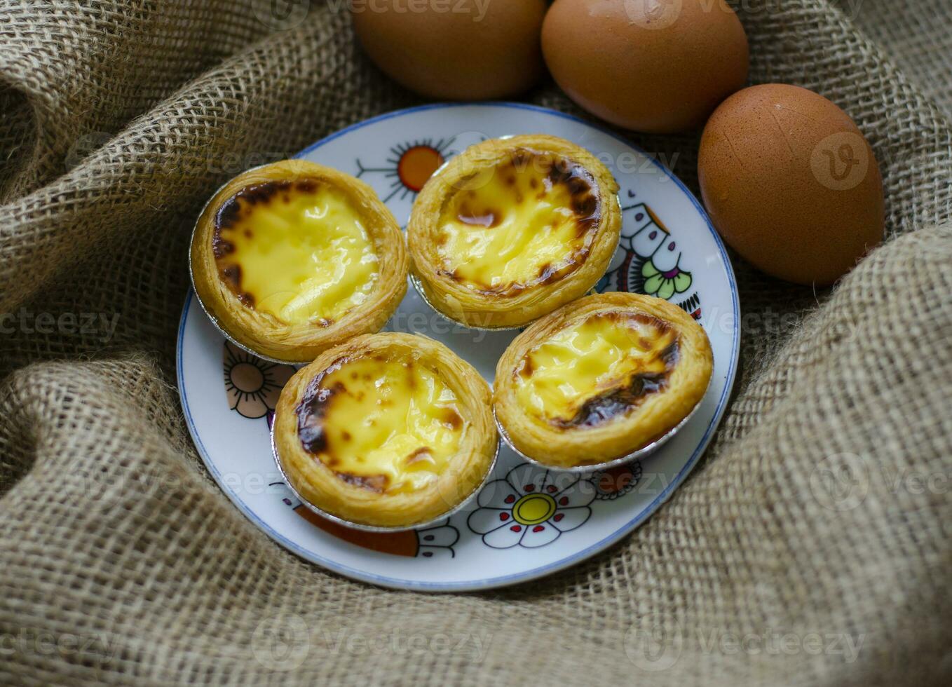 fait maison petit Oeuf tartes sur une rond plaque, dessert le Portugal photo