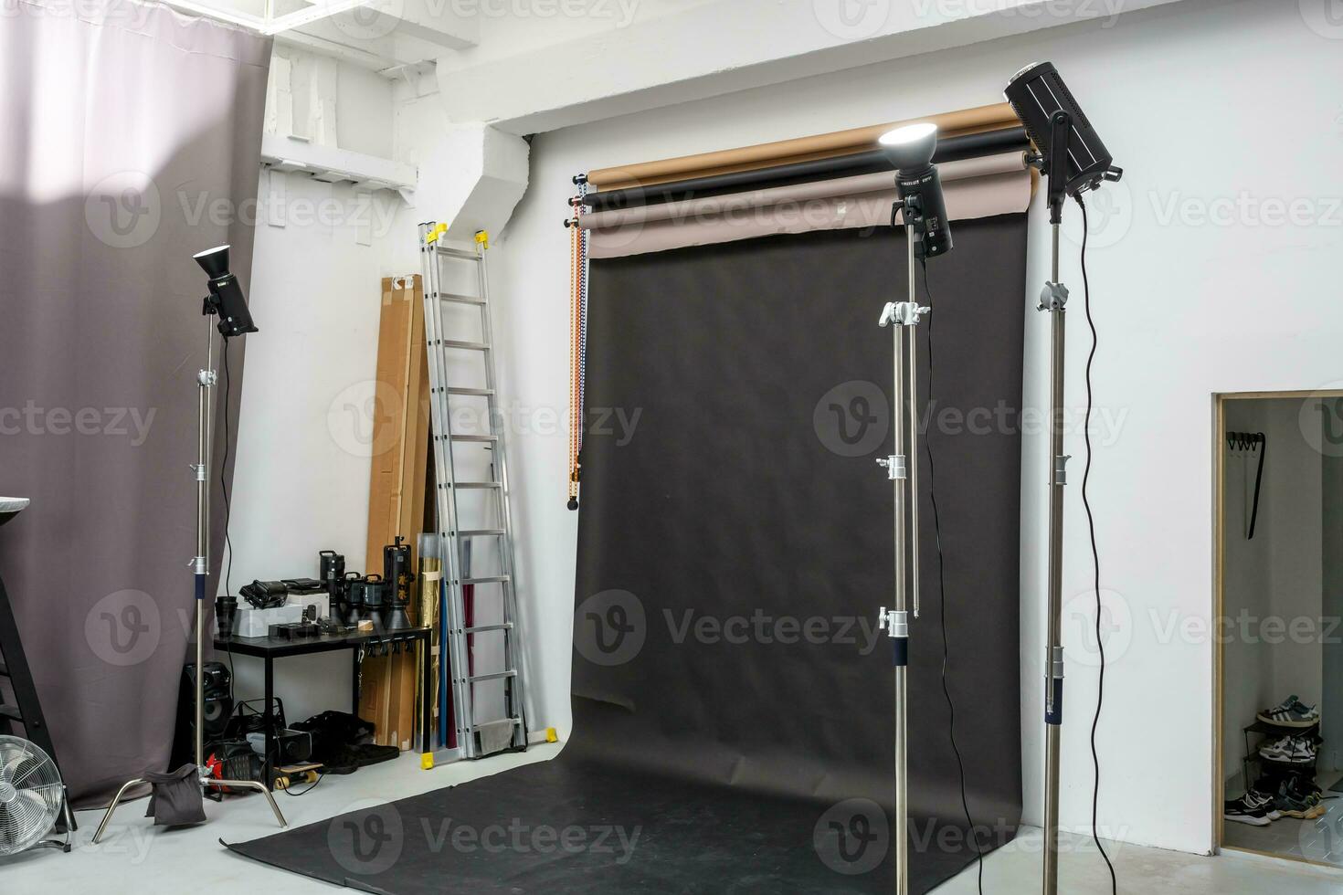 intérieur de brillant espace de photo studio avec grand noir Contexte et éclairage équipement