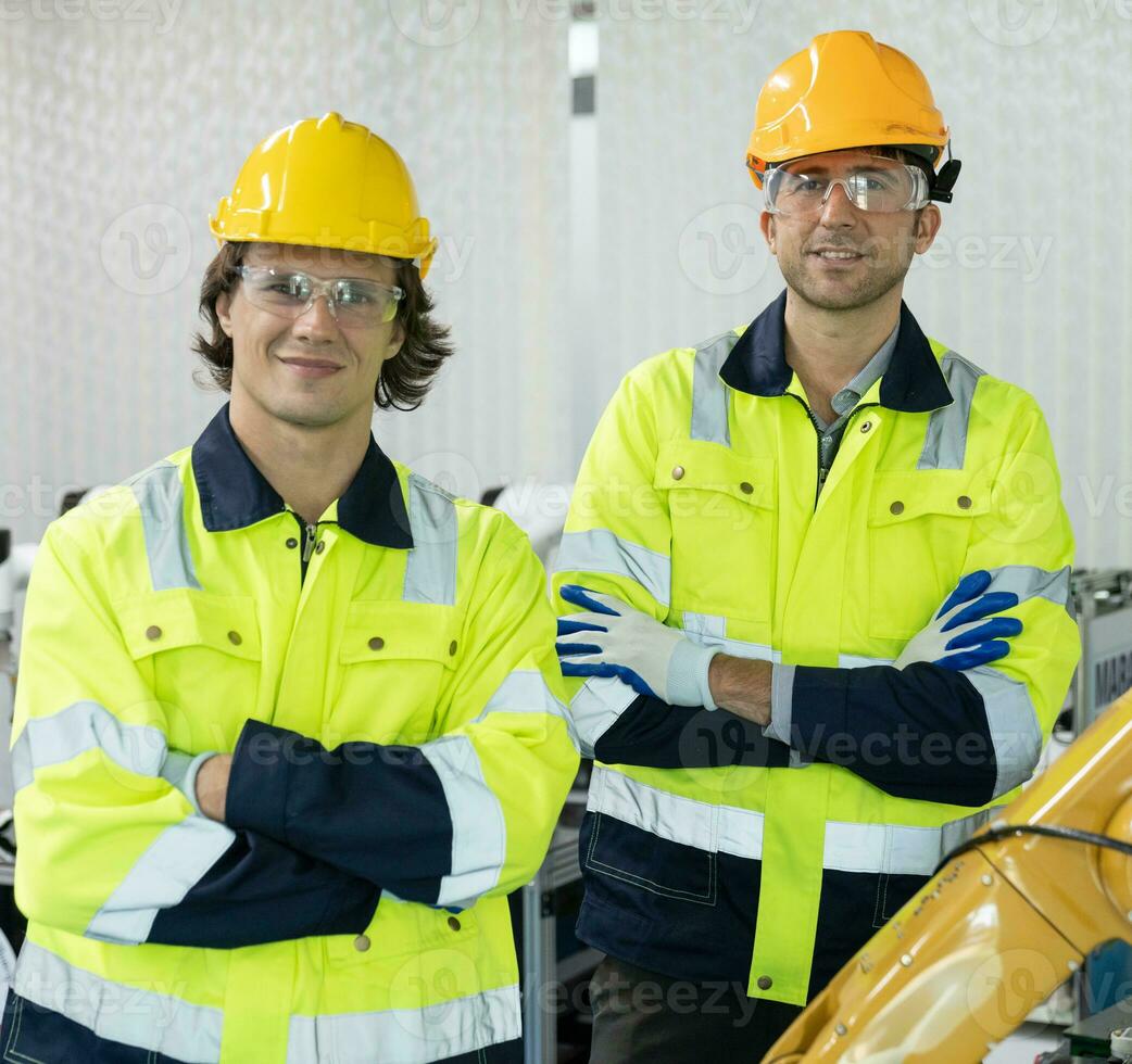 deux Masculin automatisation machine ingénieur élèves en train d'étudier formation programmable logique manette technique industriel ingénieur contrôle la robotique avec surveillance système logiciel, automatisation robot bras. photo