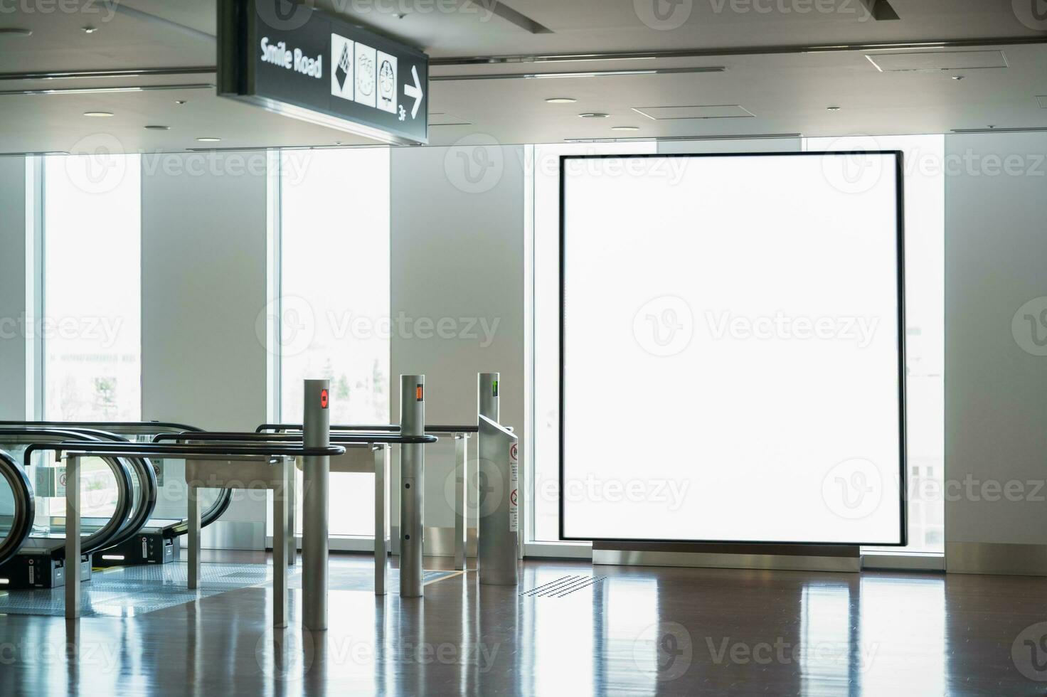 Vide La publicité panneau d'affichage à aéroport, maquette affiche médias modèle les publicités afficher photo