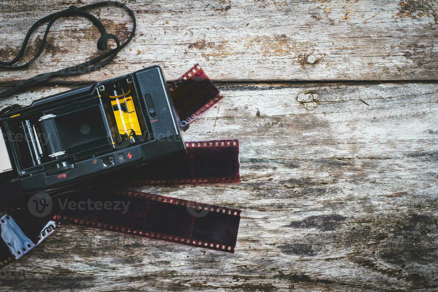 Manuel vieux caméra et film utilisé à bande sur un vieux en bois Contexte photo