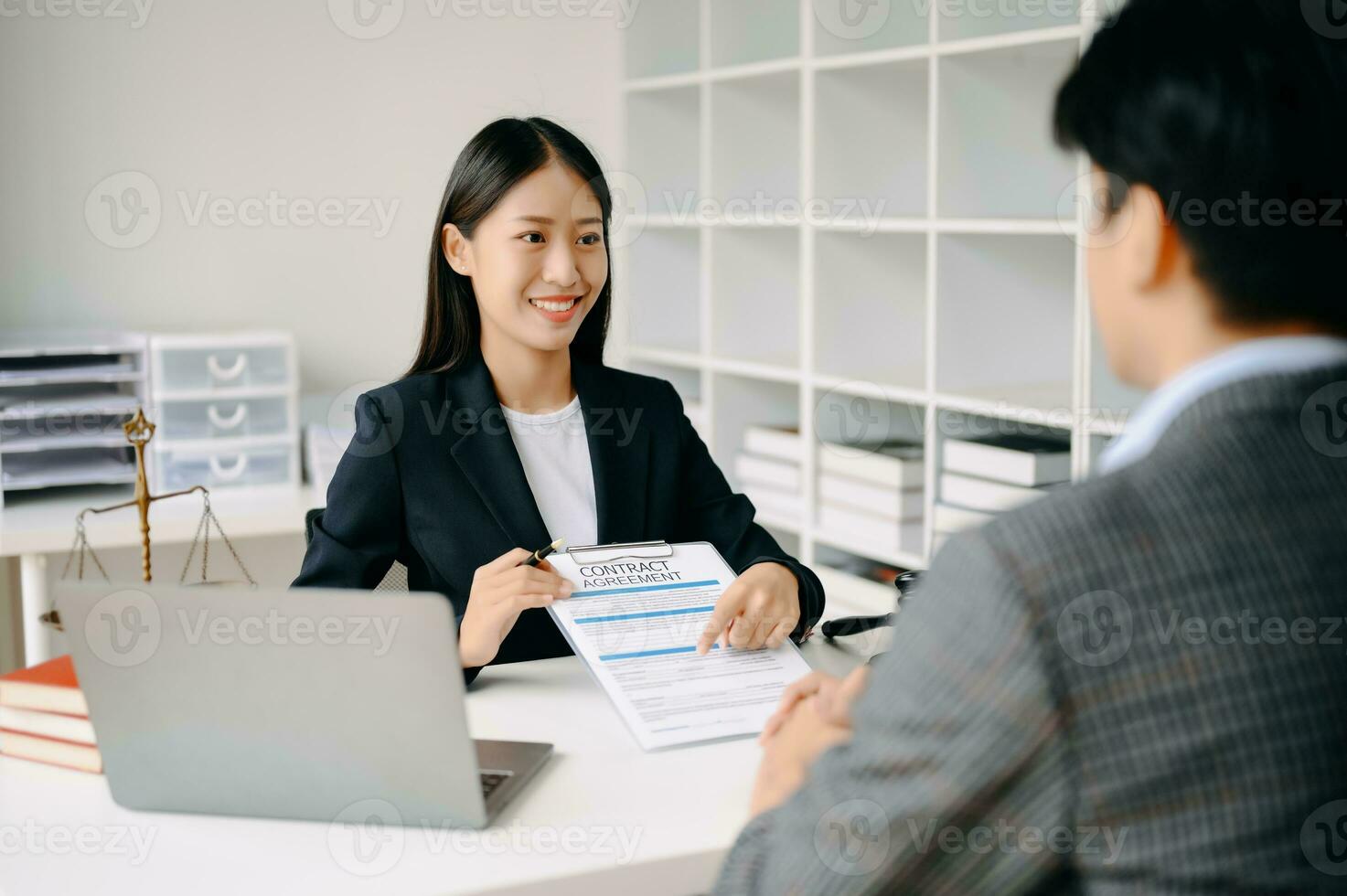 des hommes d'affaires et des avocats discutant des documents contractuels assis à la table. notions de droit, conseils, services juridiques. à la lumière du matin photo