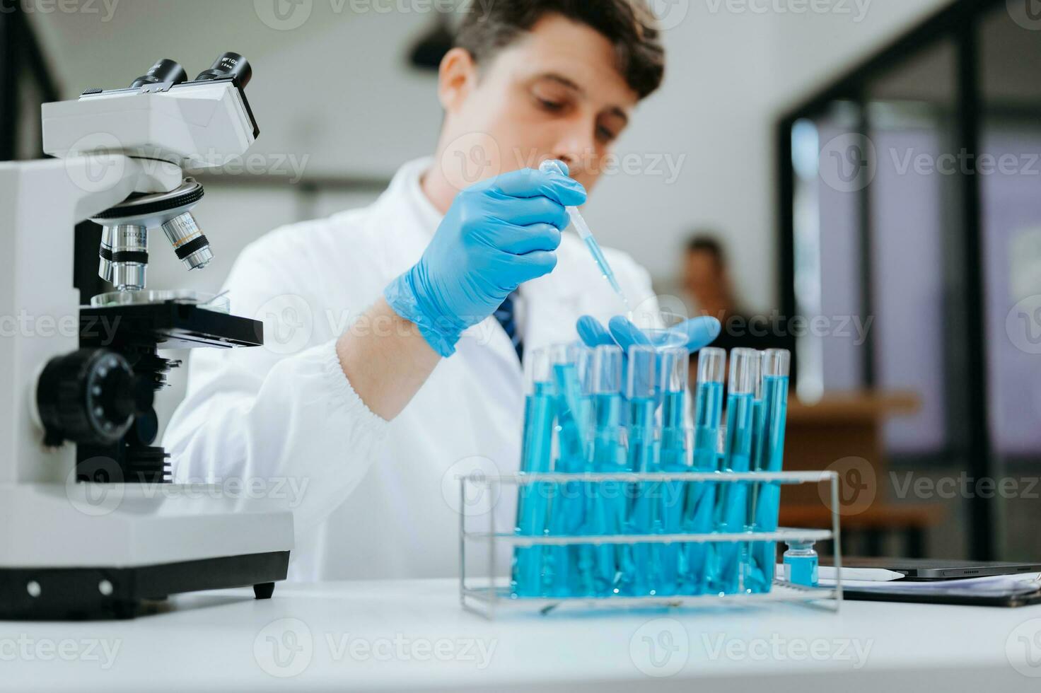 moderne médical recherche laboratoire. femelle scientifique travail avec micro pipettes en cours d'analyse biochimique échantillons, Avancée science chimique laboratoire photo