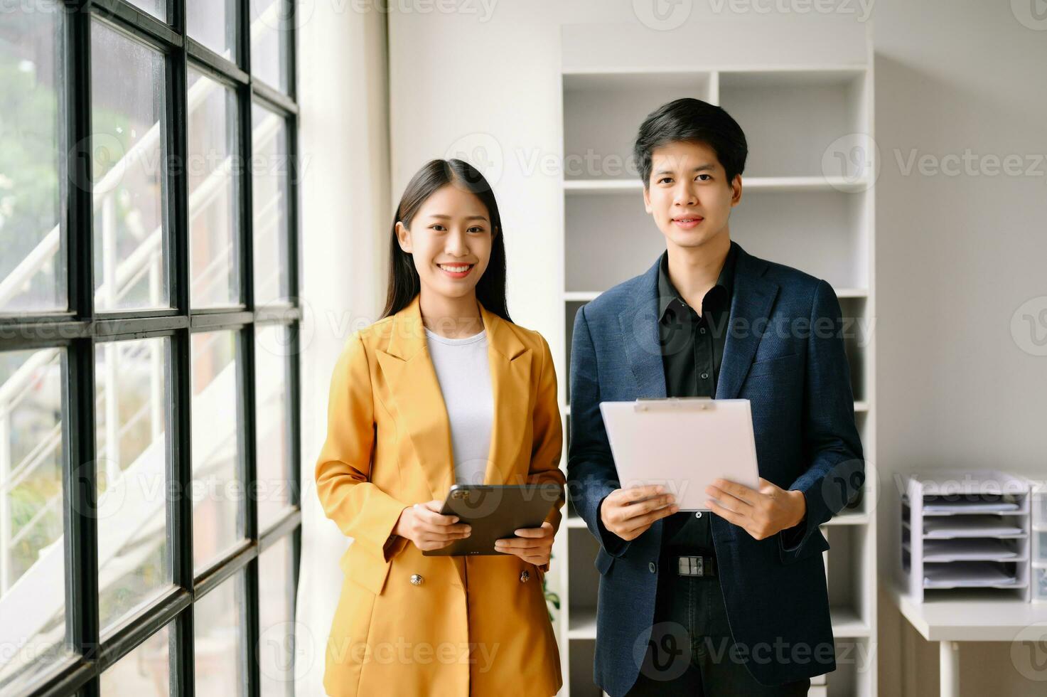 deux asiatique affaires femme et homme discuter investissement projet travail et Planification stratégie avec tablette portable ordinateur dans bureau. photo