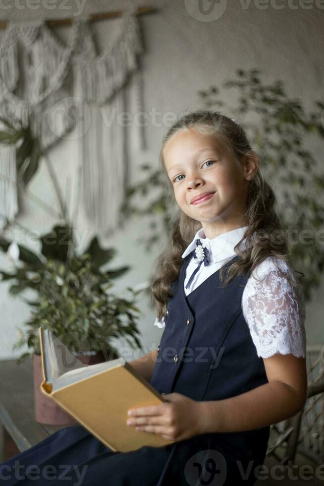 primaire école fille, dans école uniforme photo