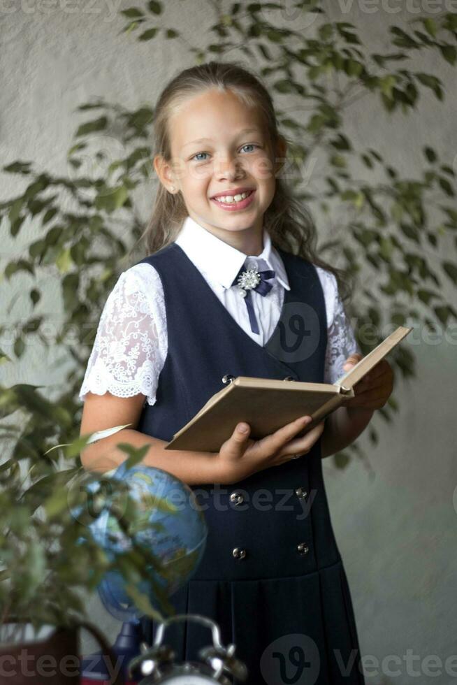 primaire école fille, dans école uniforme photo