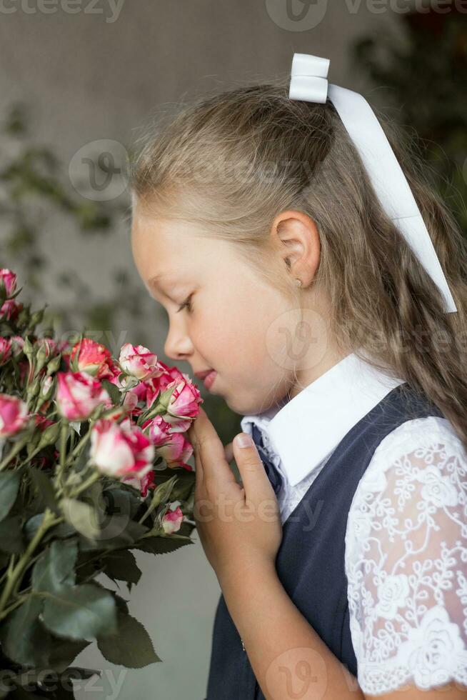 primaire école fille, dans école uniforme photo