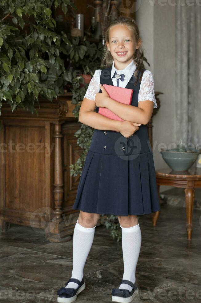 primaire école fille, dans école uniforme photo