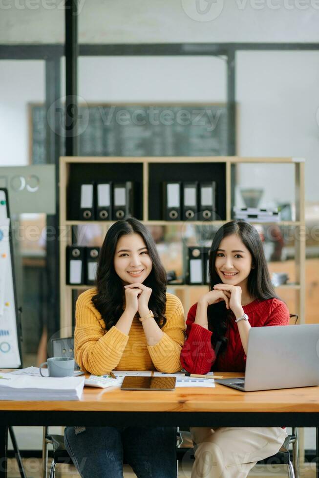 deux attrayant Jeune asiatique femelle Université élèves travail sur le école projet en utilisant portable ordinateur et tablette ensemble, prendre plaisir parlant photo