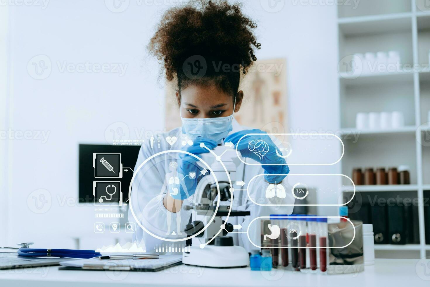 africain docteur travail sur numérique tablette soins de santé médecin La technologie tablette en utilisant ordinateur dans laboratoire étude avec virtuel icône photo