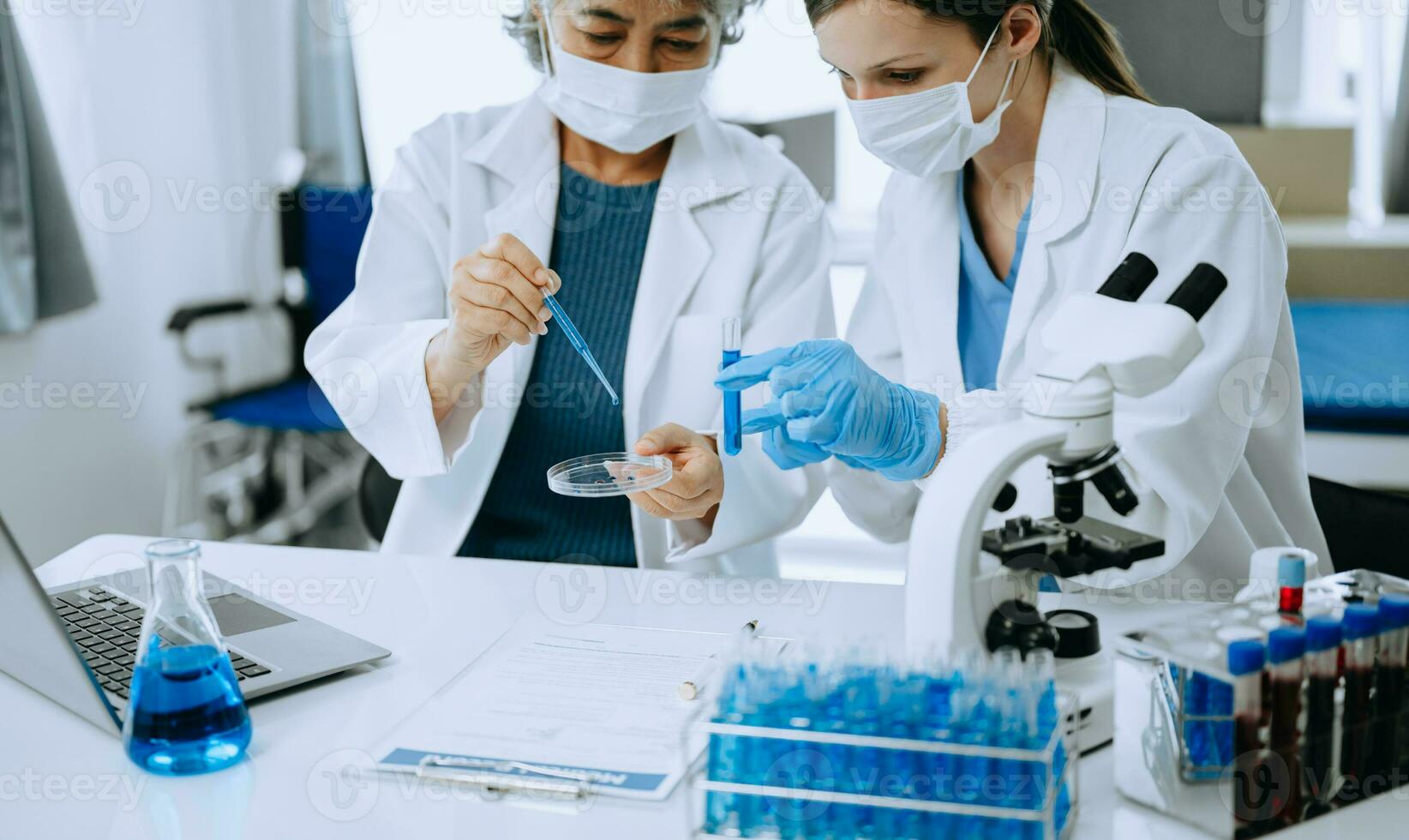 moderne médical recherche laboratoire. femelle scientifique travail avec micro pipettes en cours d'analyse biochimique échantillons, Avancée science chimique laboratoire pour médicament. photo