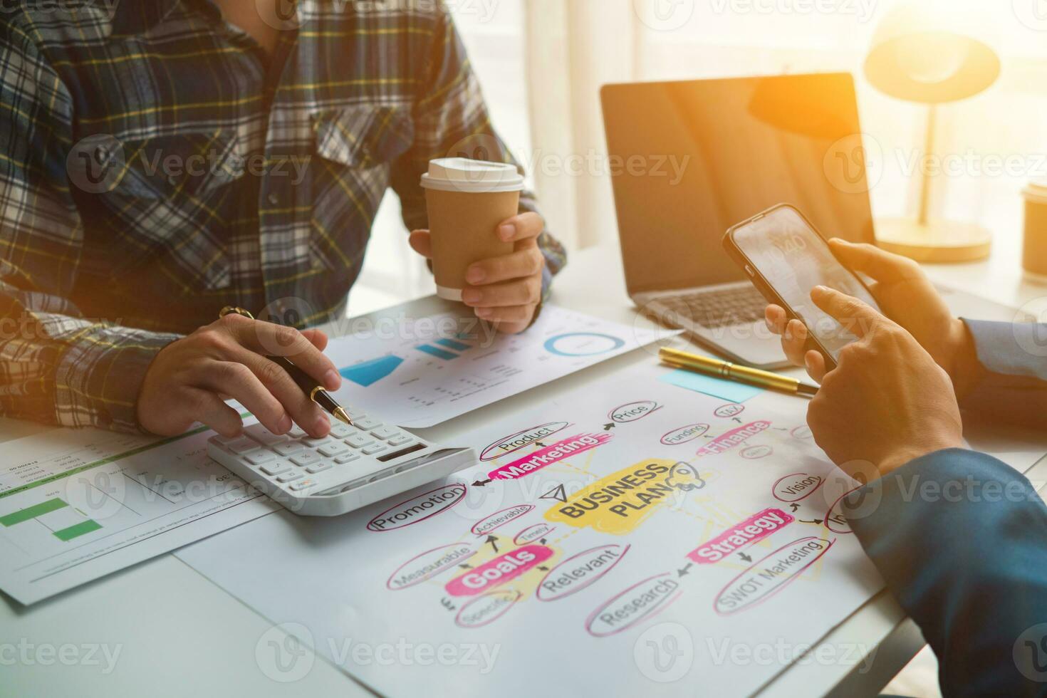 les hommes d'affaires et investisseurs forme une groupe de startups et affaires des plans ensemble dans une réunion chambre. une groupe de Commencez entrepreneurs sont discuter investissement des plans et bénéfices. photo