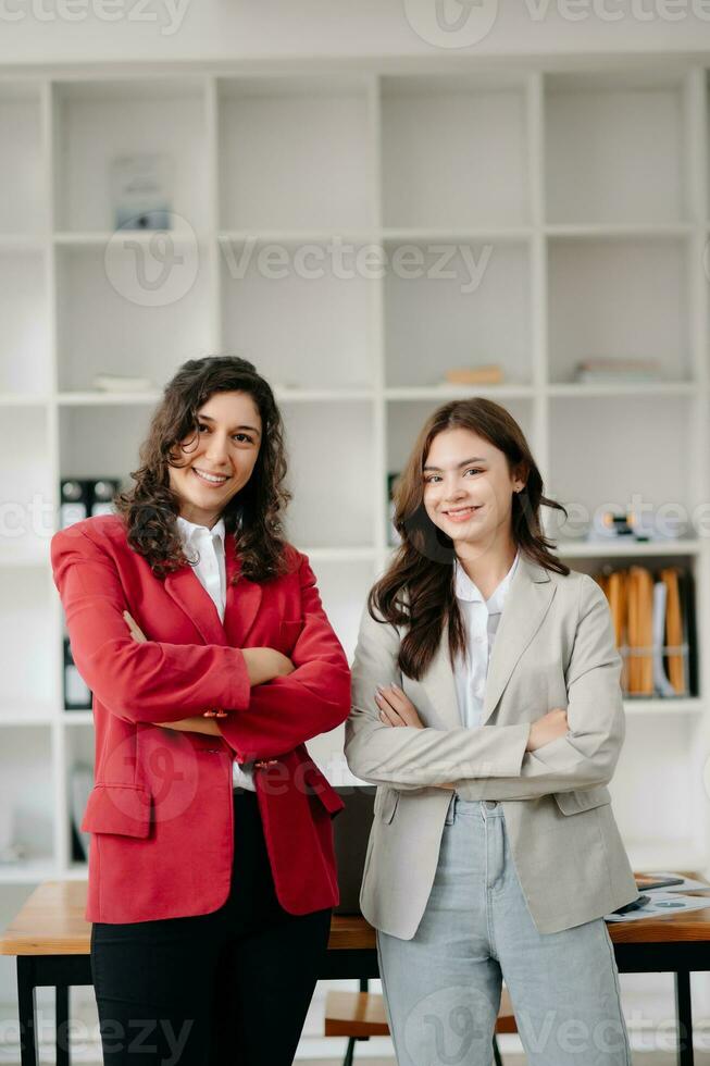deux femme d'affaires discuter investissement projet travail et Planification stratégie avec tablette portable ordinateur dans bureau. photo