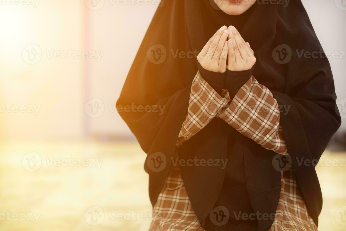 musulman femmes dans hijab sont prier à spectacle le respect et Merci à Allah selon à musulman croyance et musulman femmes dans hijab sont prier à Allah selon à traditionnel croyance de coran photo