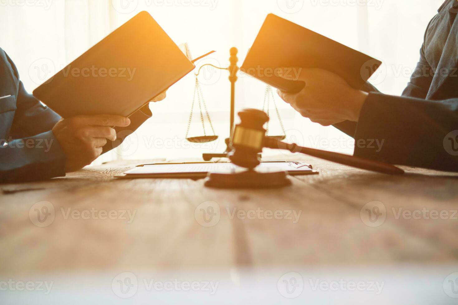 équipe de avocats est en train de lire légal révision de le loi livre à comprendre et apprendre le lois cette affecter leur clients et volonté être capable à conseiller clients qui avoir besoin légal conseil. loi livre la revue concept photo