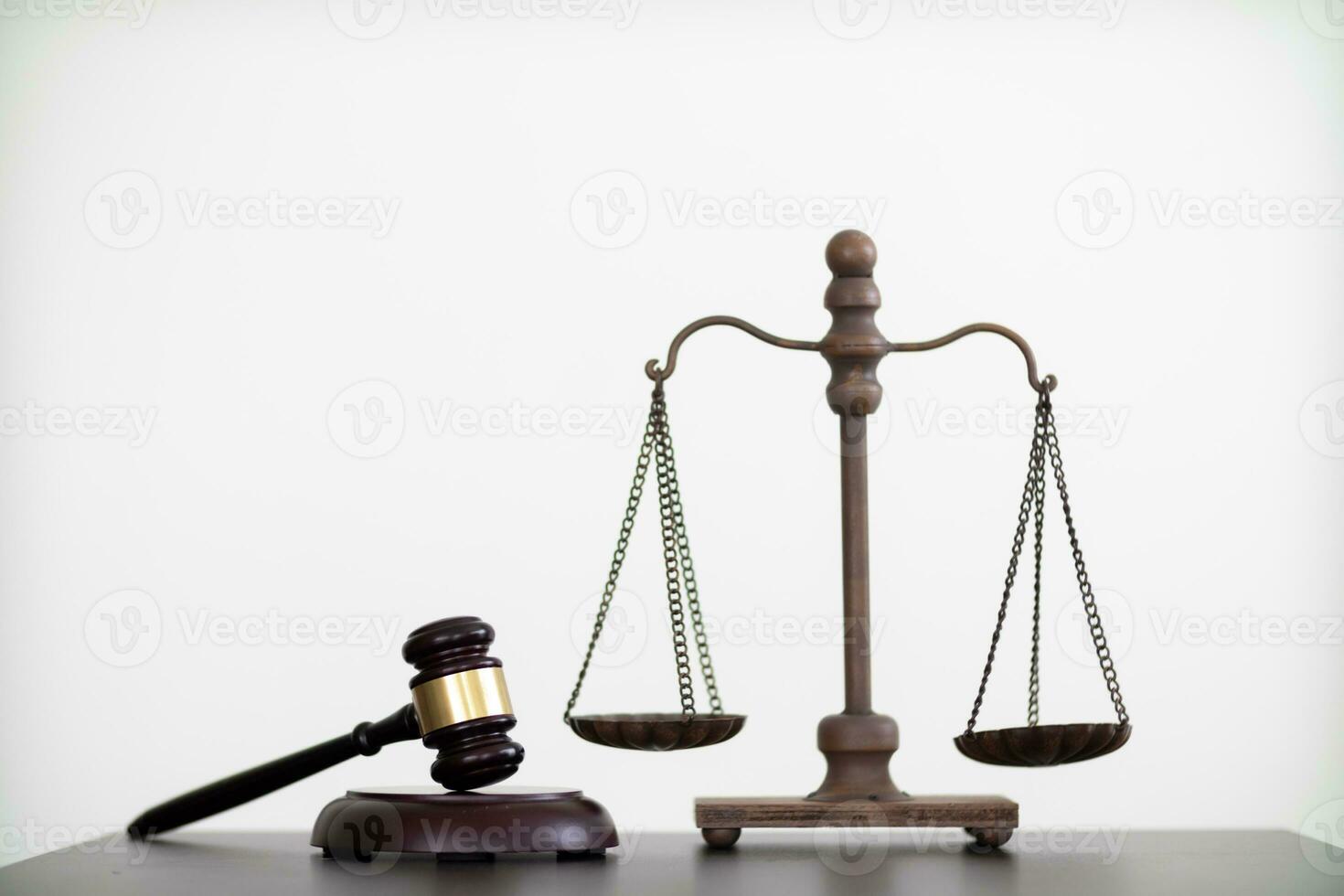 marteau bois et laiton tribunal Balance sont utilisé à décorer une table dans une légal conseiller Bureau pour esthétique les raisons ,parce que le laiton tribunal Balance sont une symbole de justice. légal conseiller concept. photo