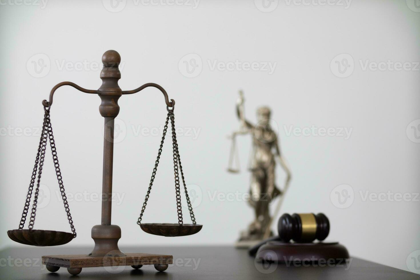 marteau bois et laiton tribunal Balance sont utilisé à décorer une table dans une légal conseiller Bureau pour esthétique les raisons ,parce que le laiton tribunal Balance sont une symbole de justice. légal conseiller concept. photo