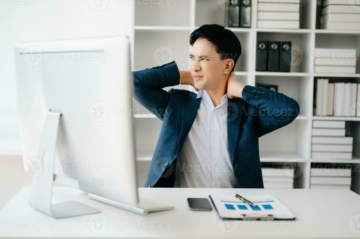 surmené Jeune asiatique homme d'affaire Bureau ouvrier Souffrance de cou douleur après avait une longue journée à sa Bureau bureau. Bureau syndrome concept photo