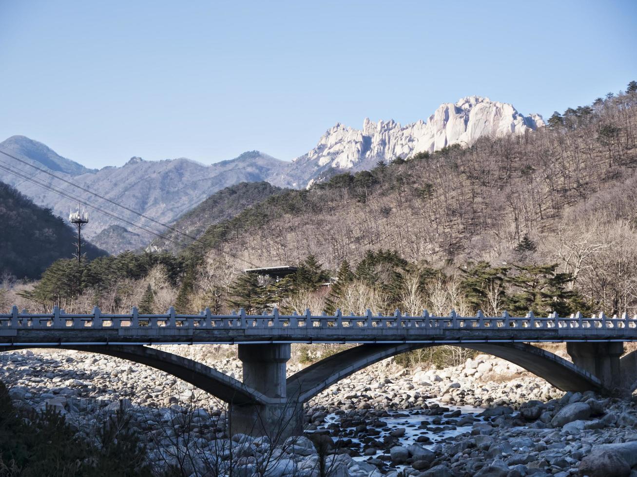 pont dans le parc national de seoraksan, corée du sud photo