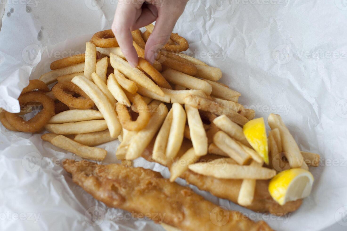 homme mangeant un repas à emporter fish and chips photo