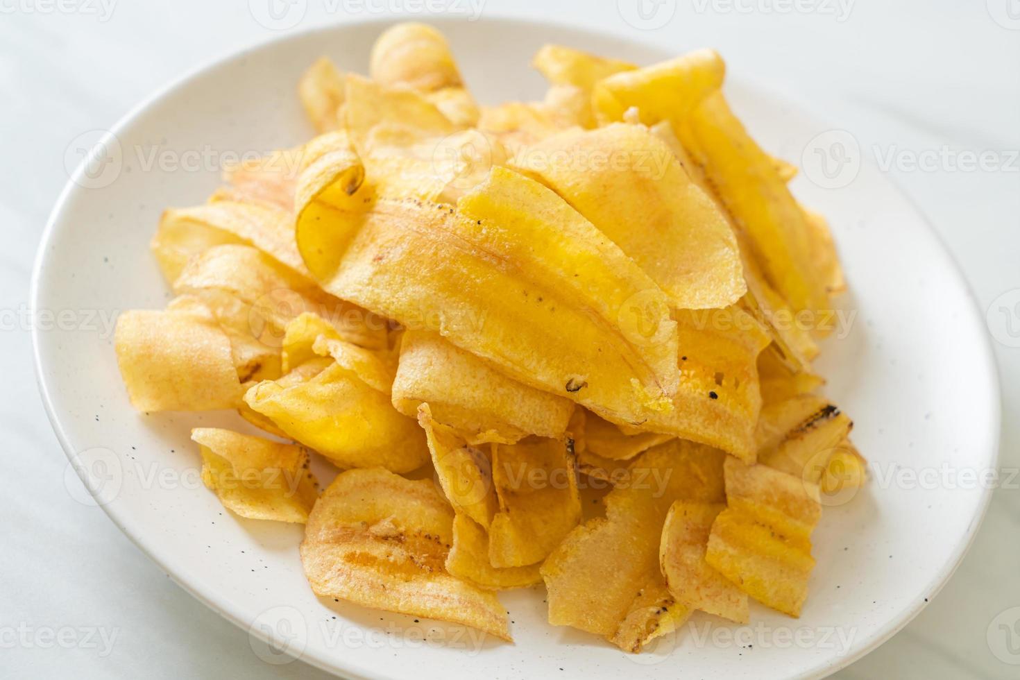 chips de banane - banane tranchée frite ou cuite au four photo