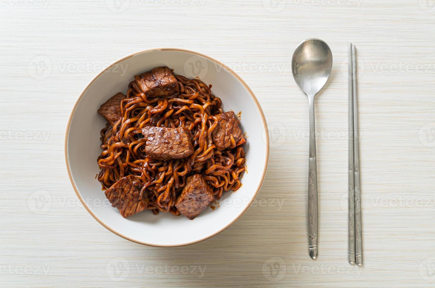 jjapaguri ou chapaguri, haricots noirs coréens nouilles épicées au bœuf photo