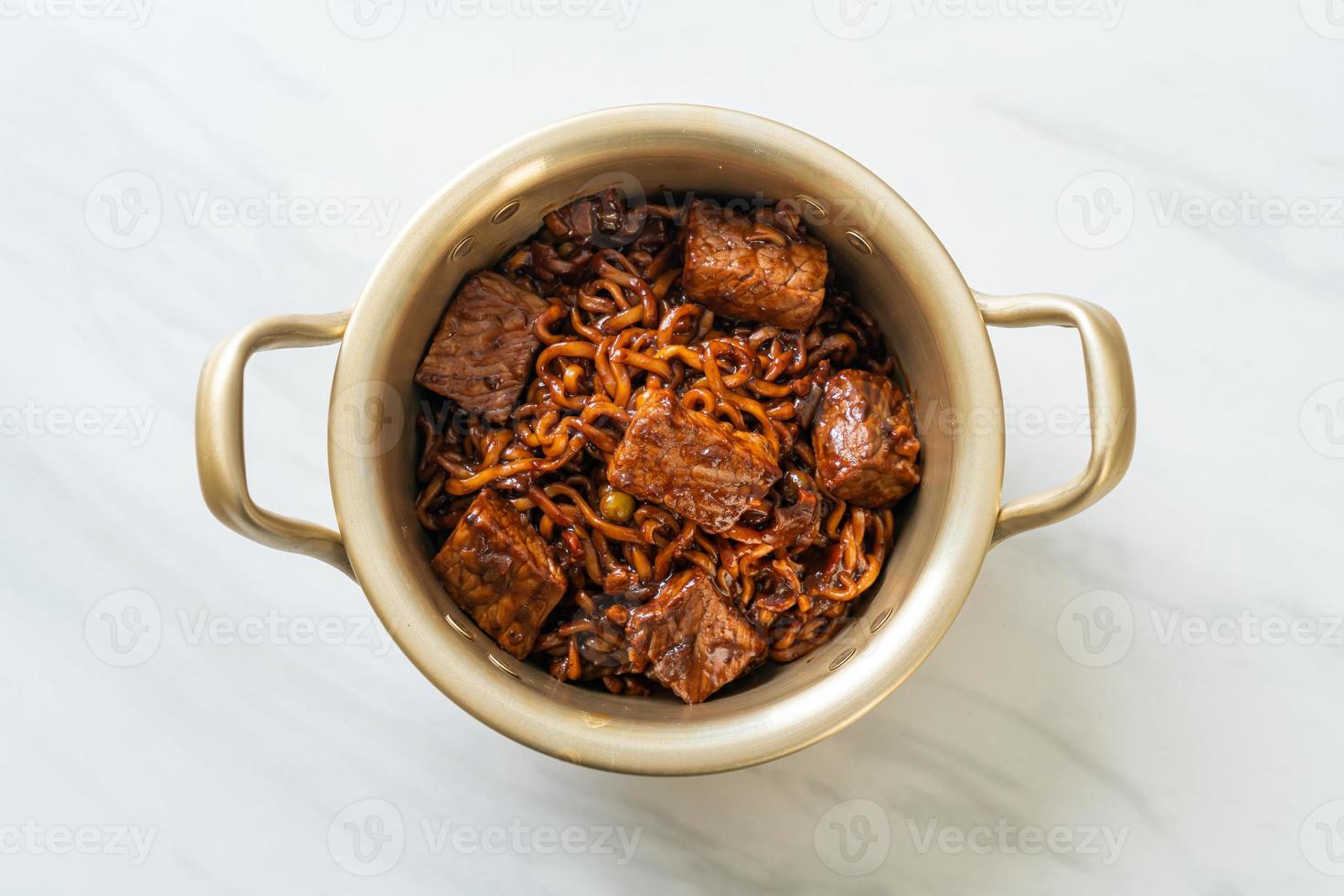 jjapaguri ou chapaguri, haricots noirs coréens nouilles épicées au bœuf photo