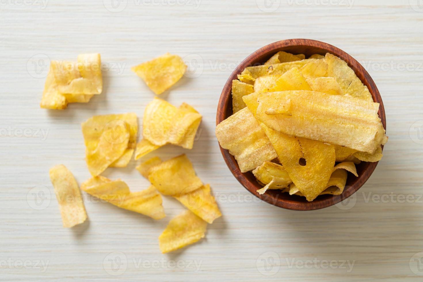 chips de banane - banane tranchée frite ou cuite au four photo