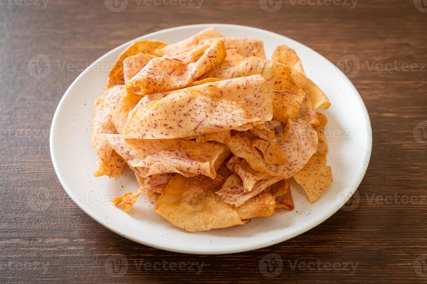 chips de taro - taro tranché frit ou cuit au four photo