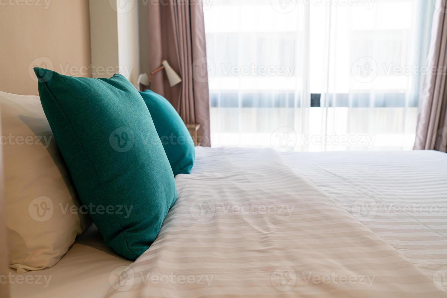 belle et confortable décoration d'oreillers sur le lit dans la chambre photo