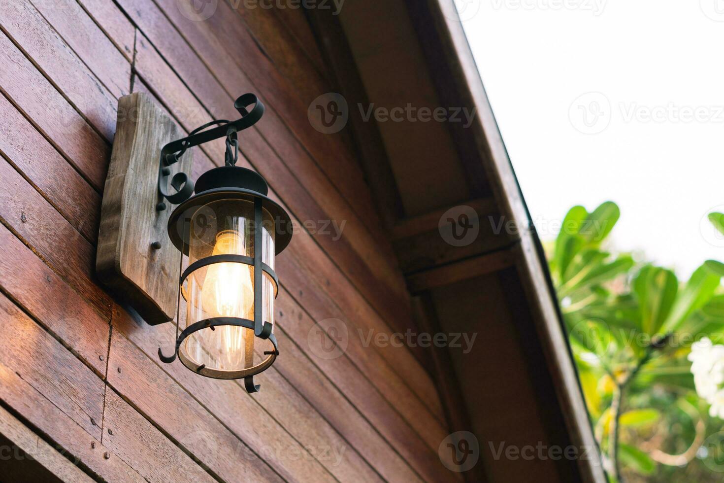 esthétique rustique mur lampe sur façade de une maison avec en bois mur photo