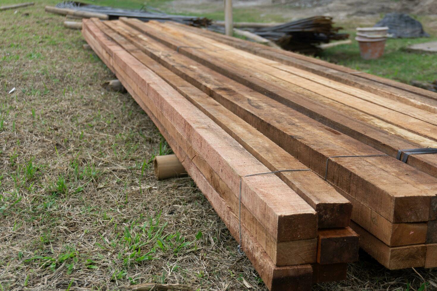 bois Charpente construction matériel. fermer gros en bois planches. empilés en bois poutres de carré section pour maison construction photo