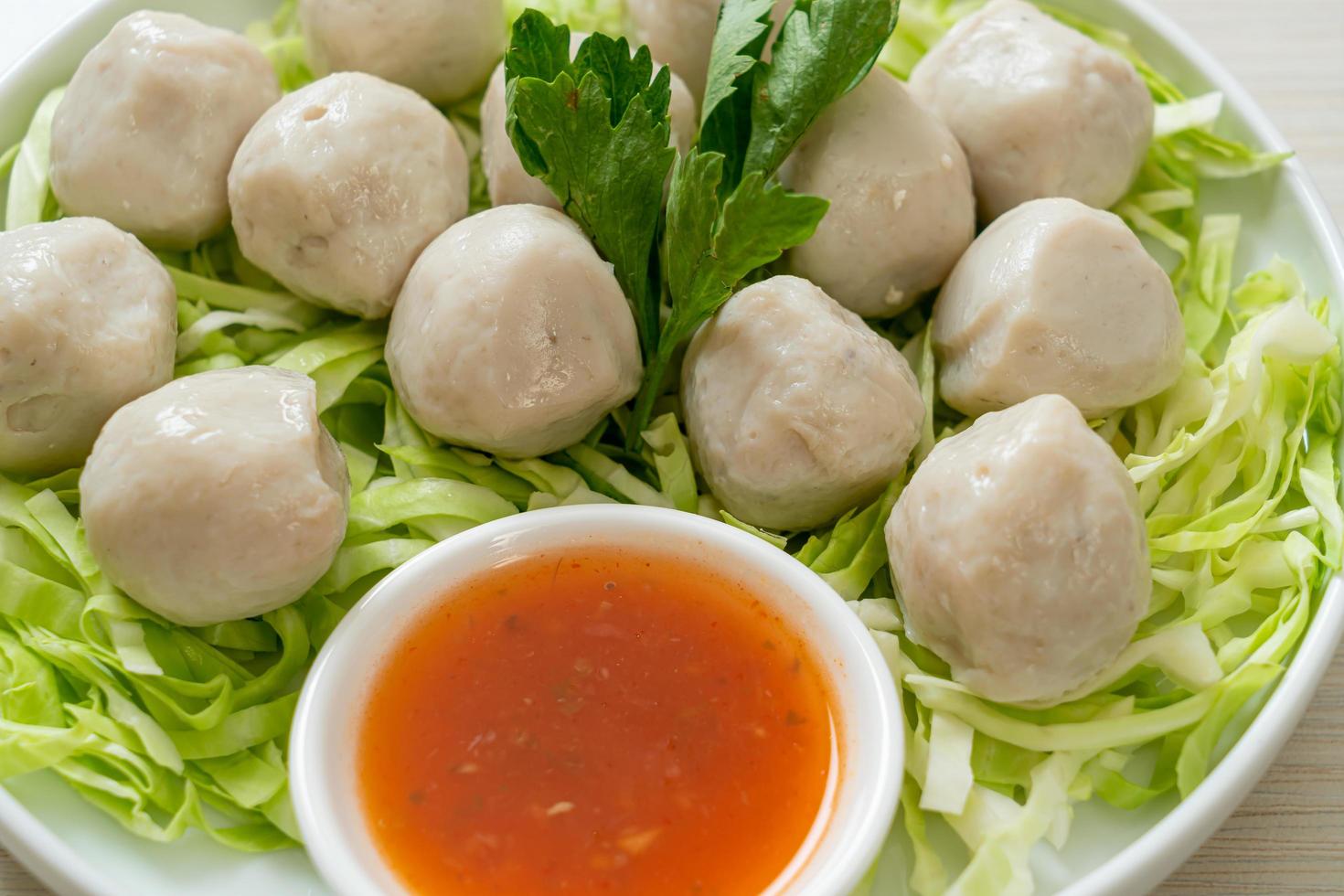 boulettes de poisson bouillies avec sauce piquante photo