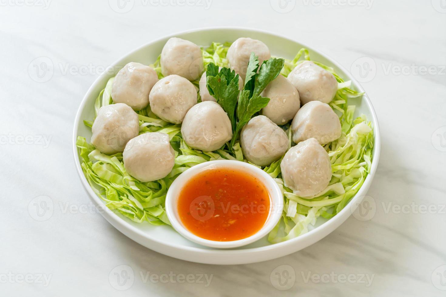 boulettes de poisson bouillies avec sauce piquante photo