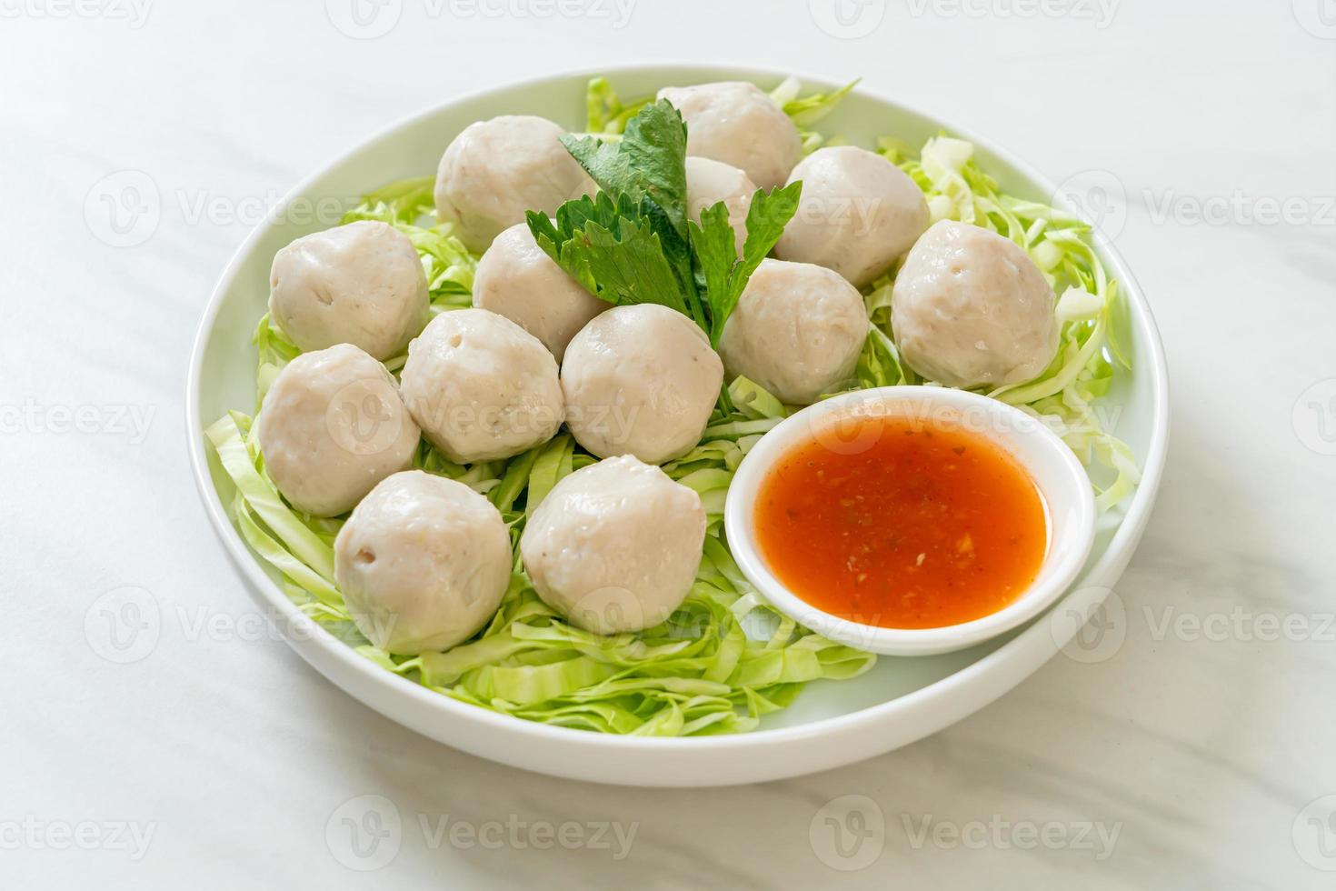 boulettes de poisson bouillies avec sauce piquante photo