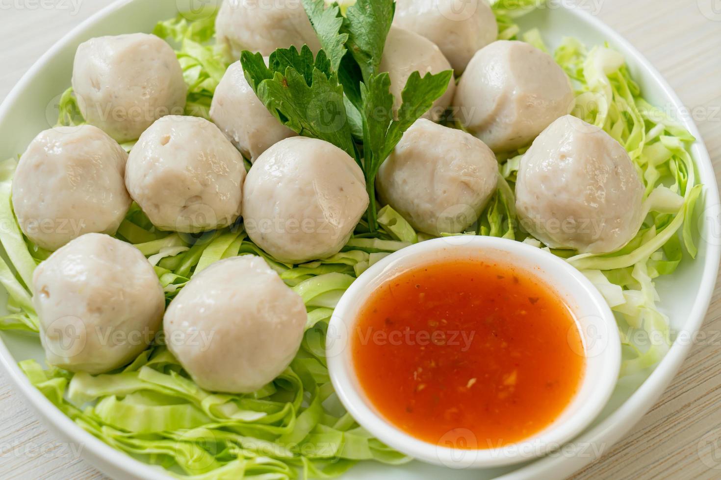 boulettes de poisson bouillies avec sauce piquante photo