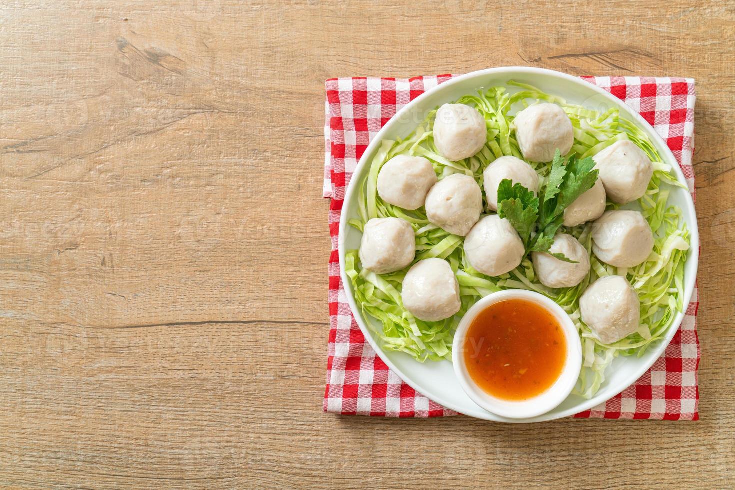 boulettes de poisson bouillies avec sauce piquante photo