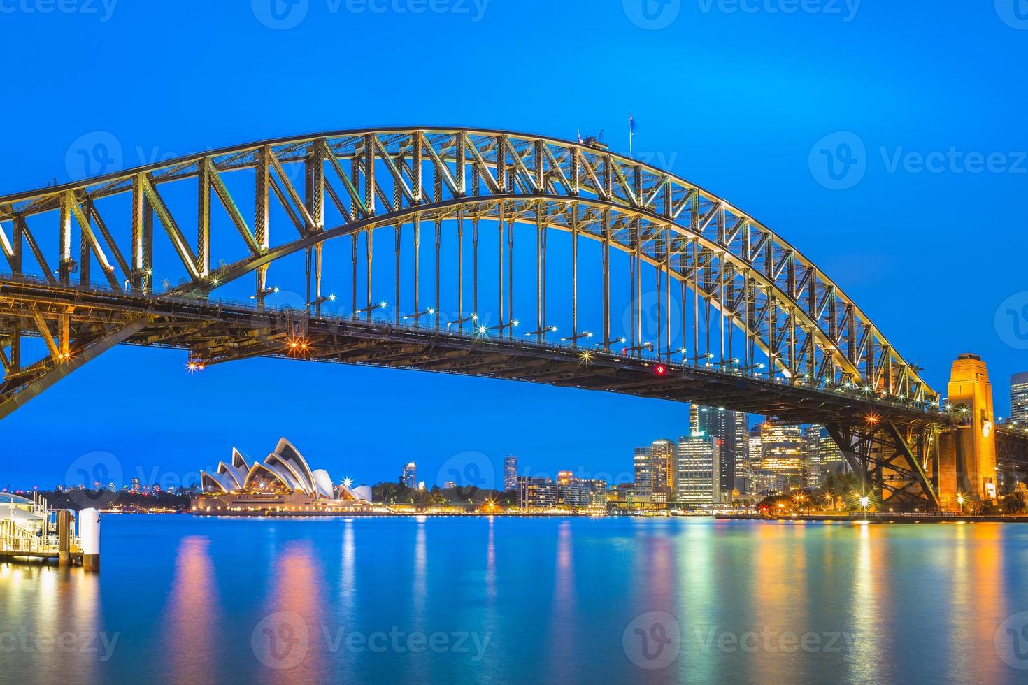 vue nocturne de sydney avec le pont du port de sydney photo