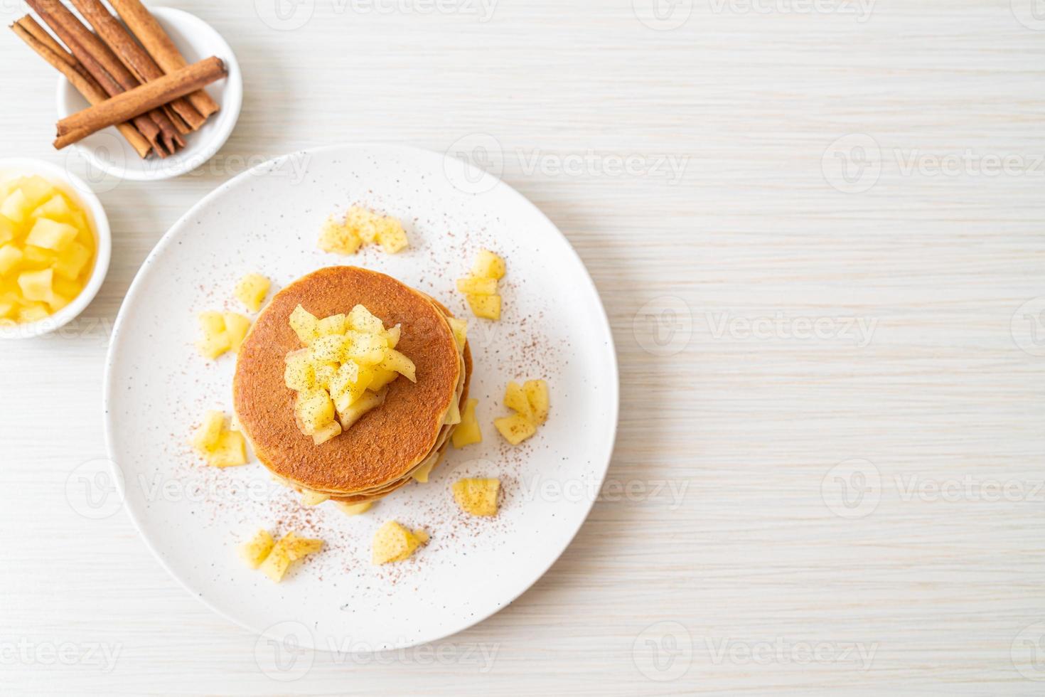 crêpe aux pommes ou crêpe aux pommes avec de la cannelle en poudre photo