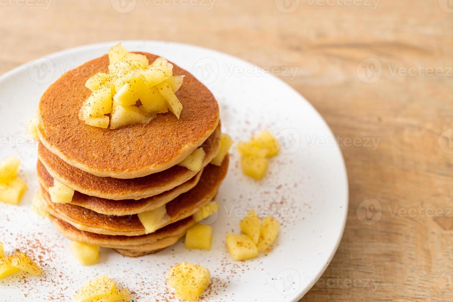 crêpe aux pommes ou crêpe aux pommes avec de la cannelle en poudre photo