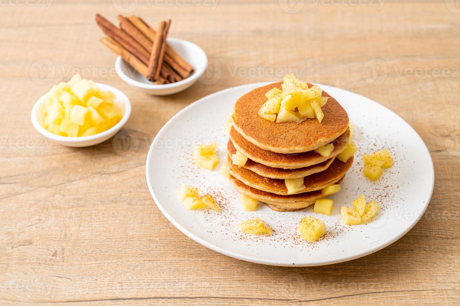 crêpe aux pommes ou crêpe aux pommes avec de la cannelle en poudre photo