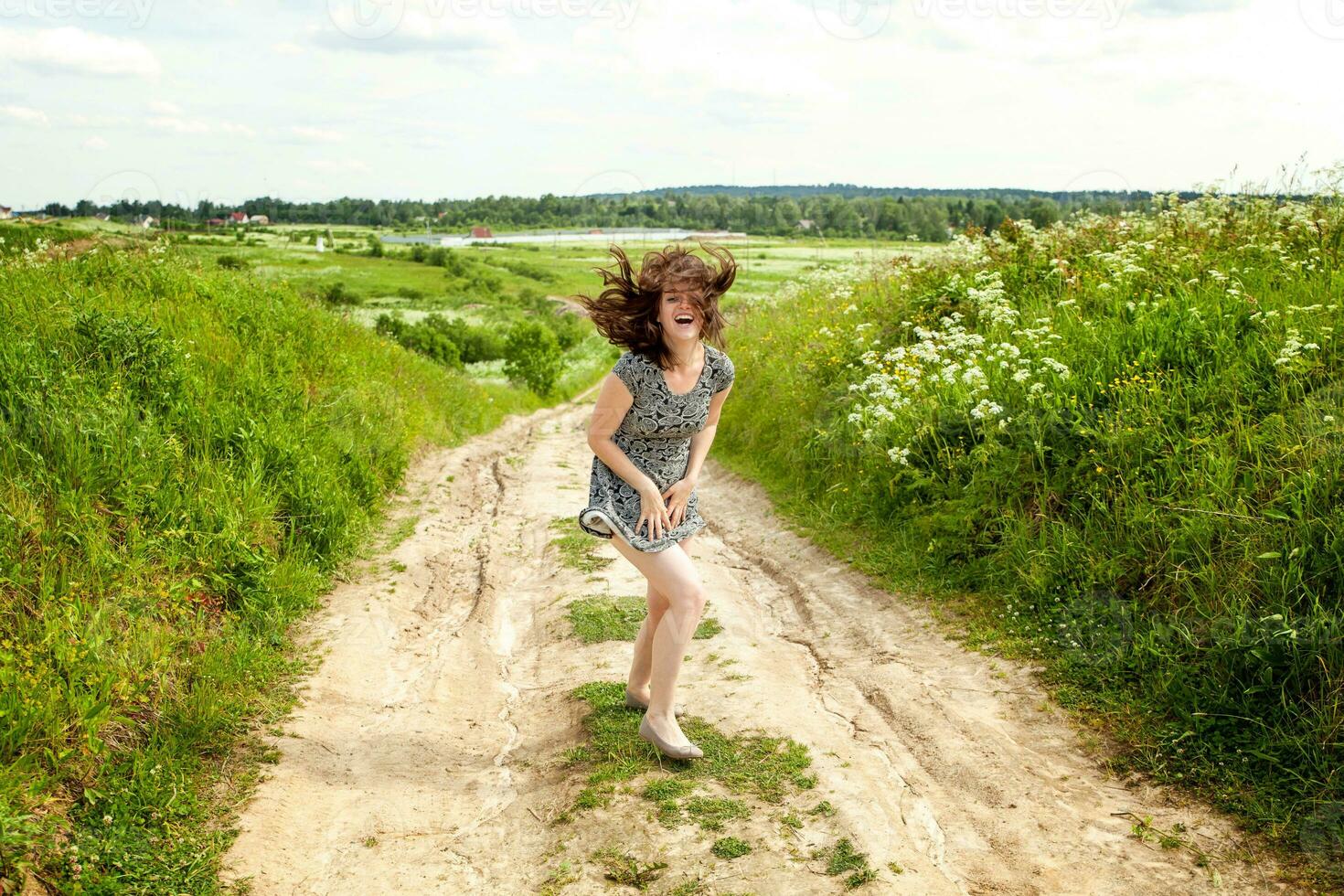 beauté fille en plein air profiter la nature. magnifique femme sauter sur été champ avec épanouissement sauvage fleurs, Soleil lumière. gratuit content femme. photo