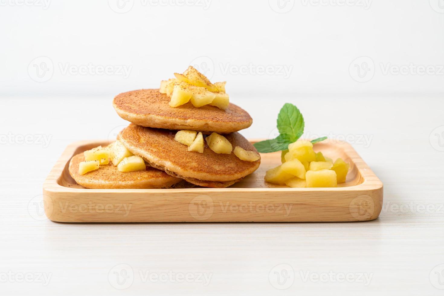 crêpe aux pommes ou crêpe aux pommes avec de la cannelle en poudre photo