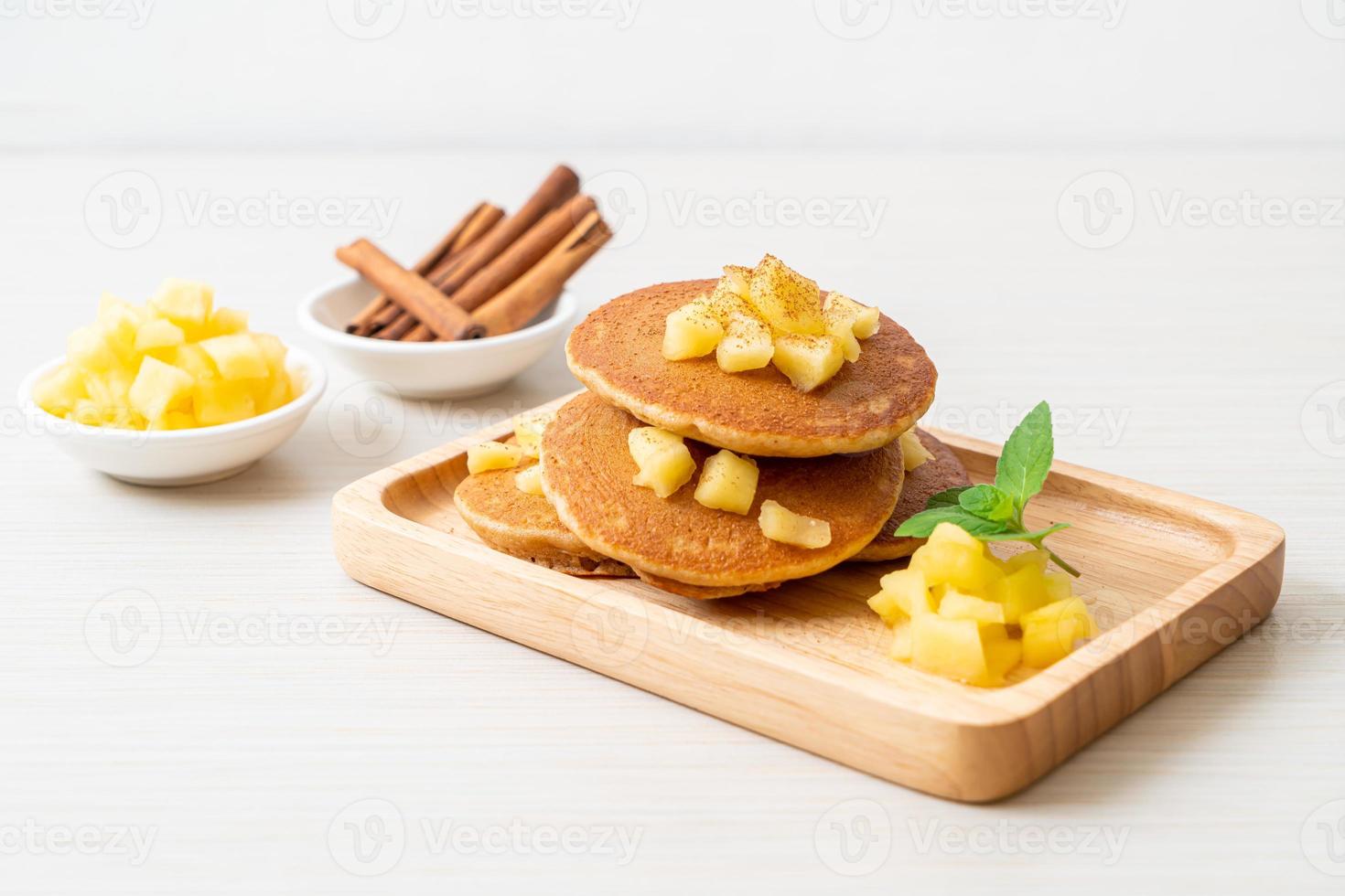 crêpe aux pommes ou crêpe aux pommes avec de la cannelle en poudre photo