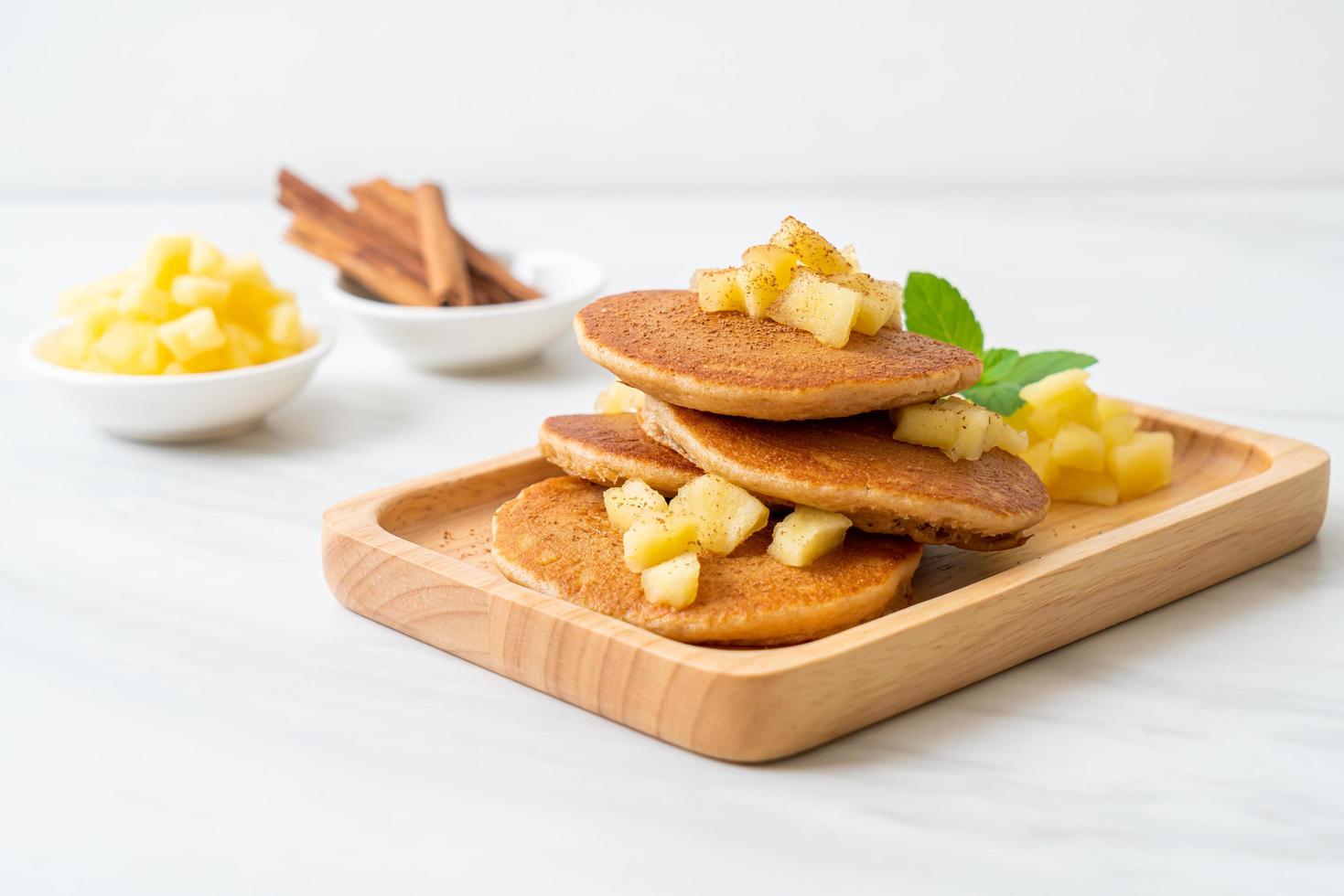 crêpe aux pommes ou crêpe aux pommes avec de la cannelle en poudre photo