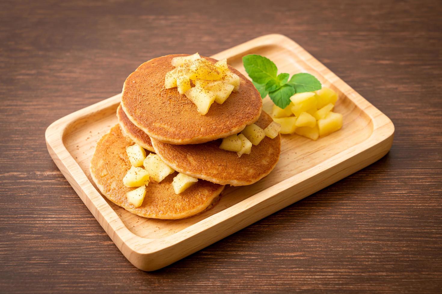 crêpe aux pommes ou crêpe aux pommes avec de la cannelle en poudre photo