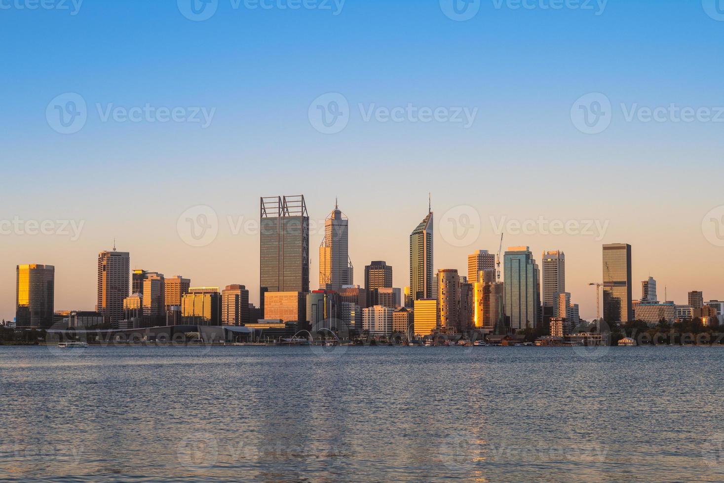 Horizon de Perth par Swan River en Australie occidentale photo